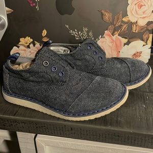 Boys Toms size 9